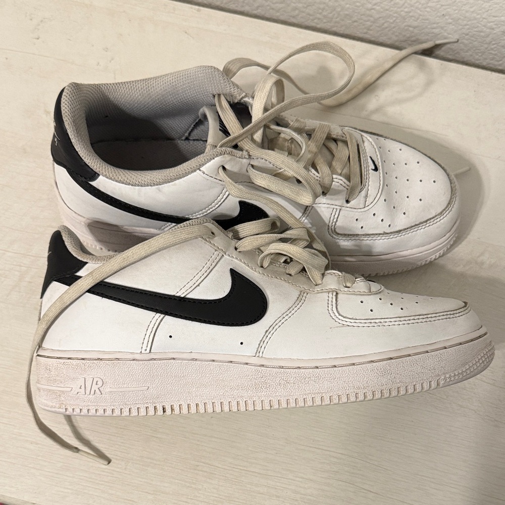 Nike Kids' Grade School Air Force
1 Shoes